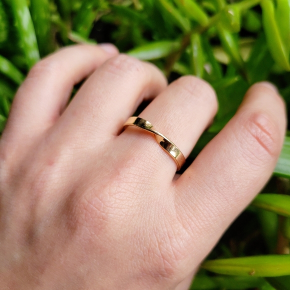 New Dainty Gold Twist Ring Band - Picture 11 of 12